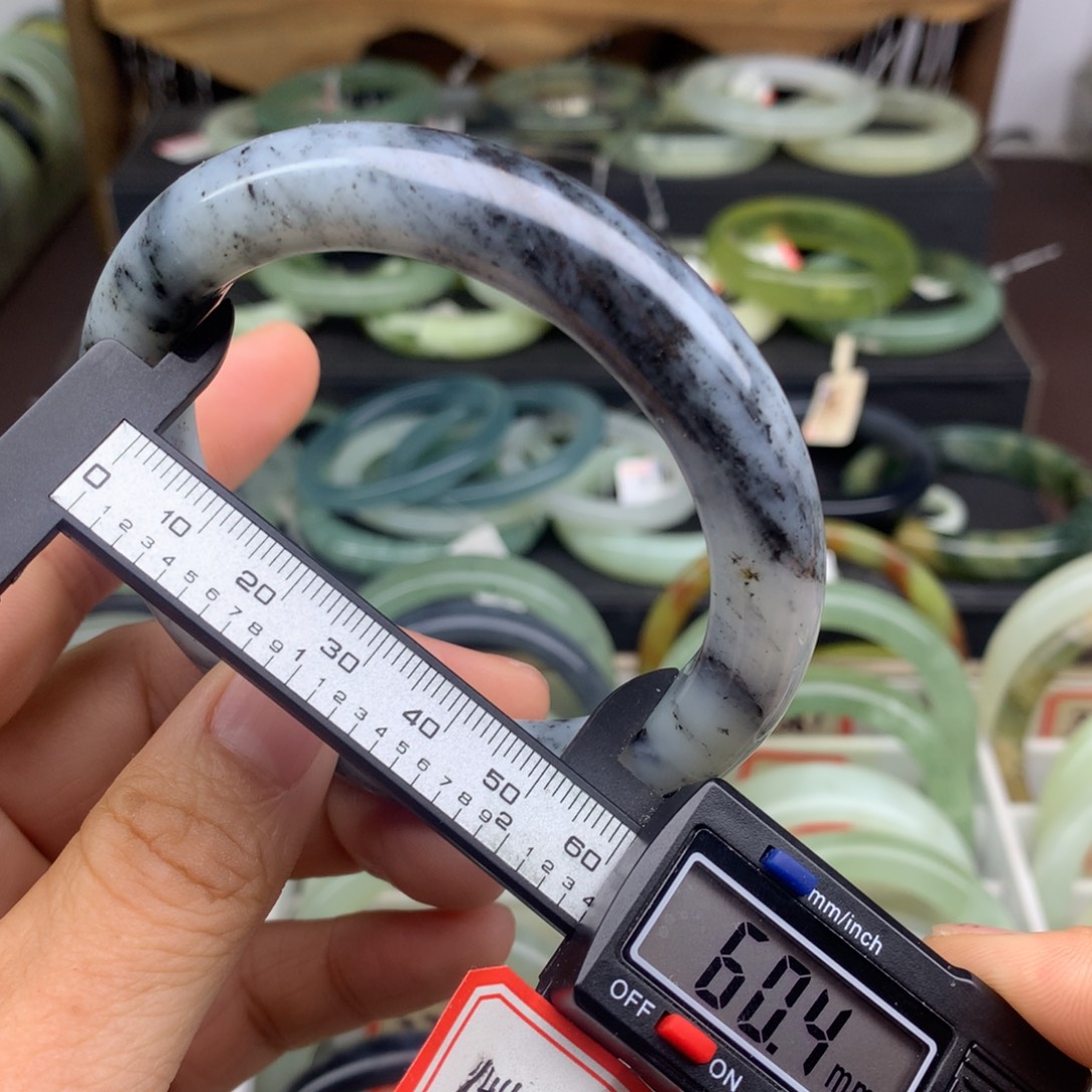 蛇纹石玉未镶嵌手镯368