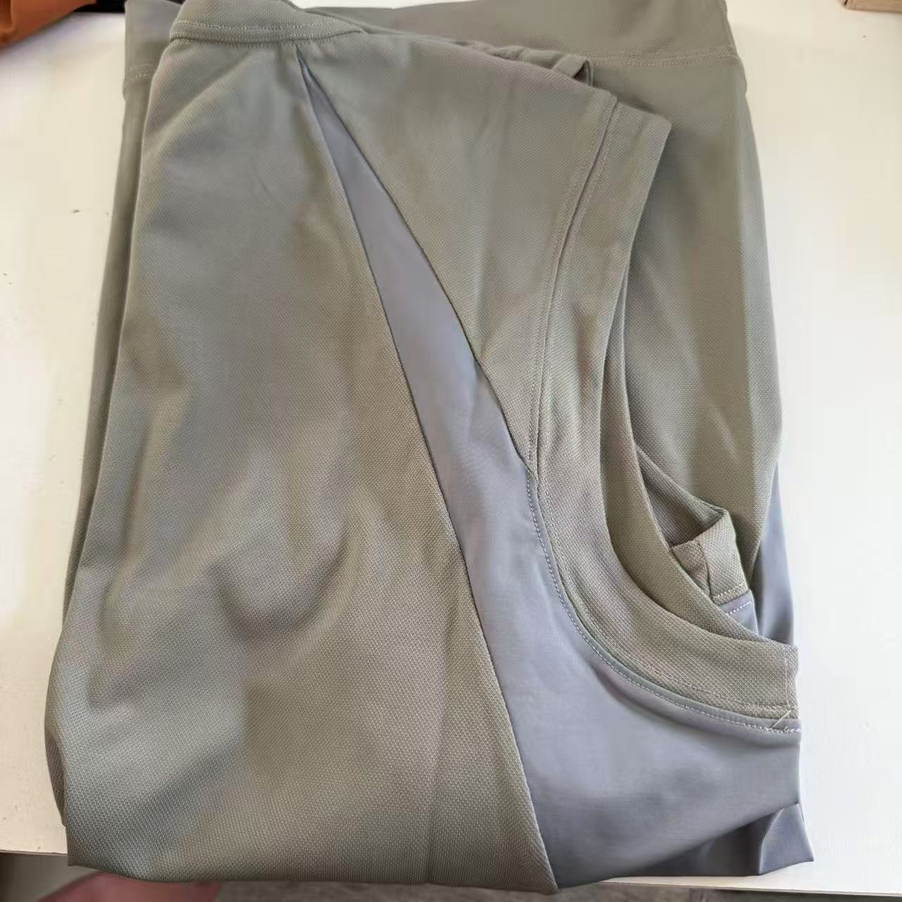 儿童灰色蓬的运动背心