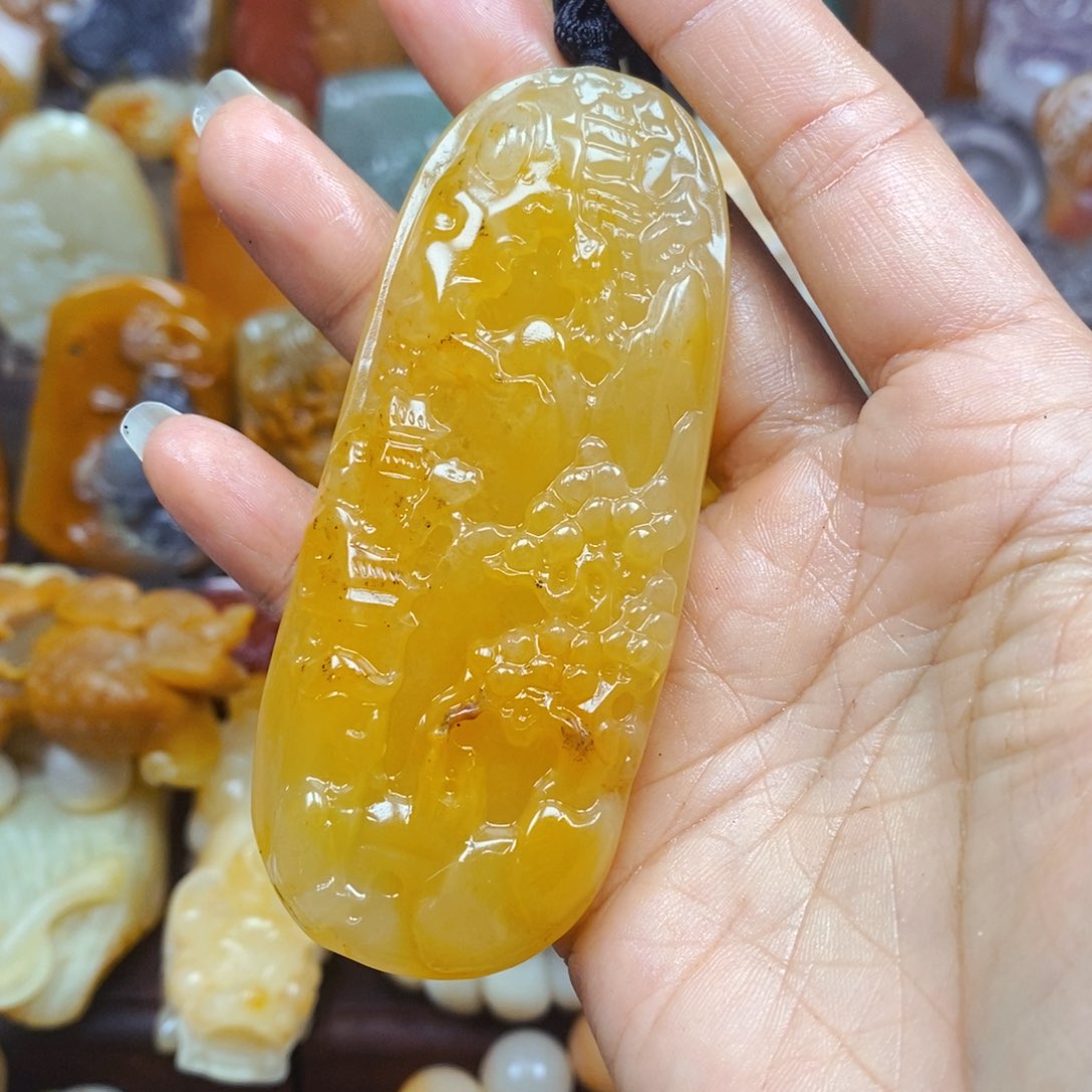 石英质玉（黄龙玉）未镶嵌颈饰