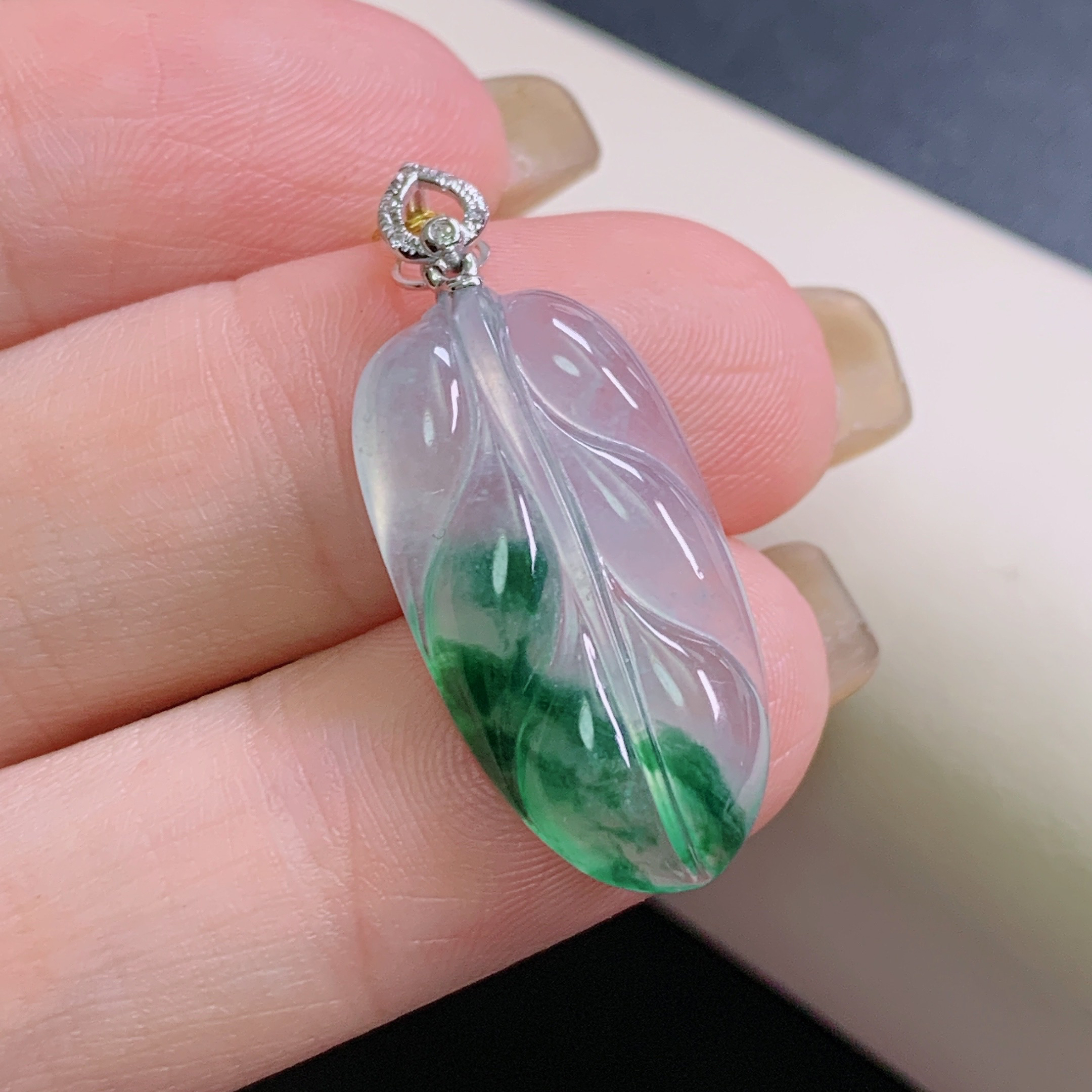 天然缅甸A货翡翠冰透飘花叶子吊坠精致时尚百搭女款珠宝玉石