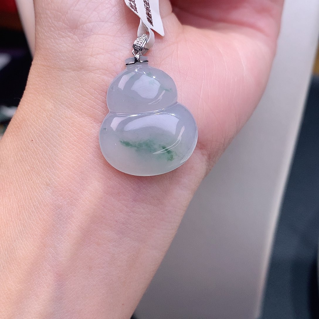 颈饰18K金镶嵌翡翠冰润飘花葫芦