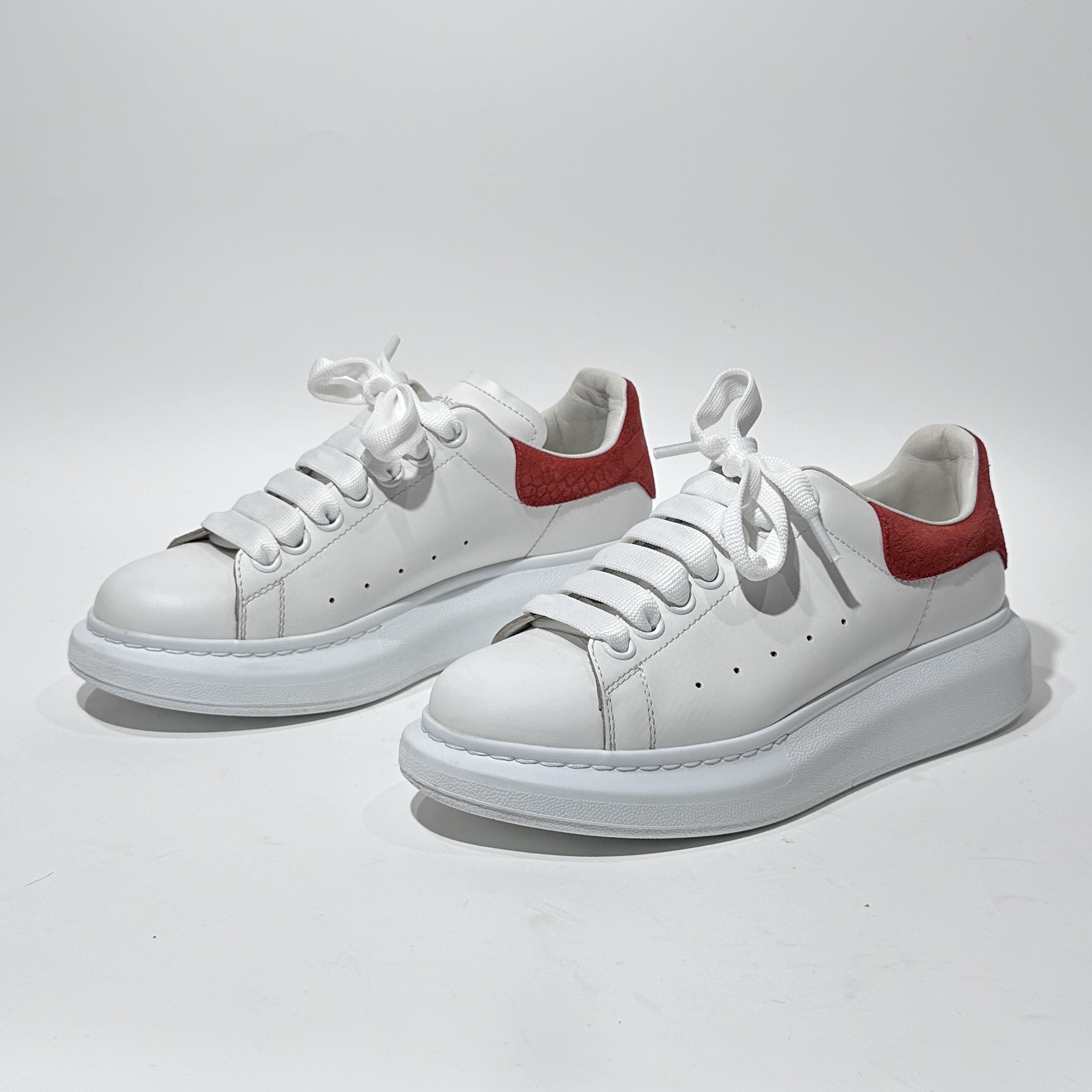 95新 Alexander McQueen/亚历山大·麦昆 38码压纹小白鞋/BX80239