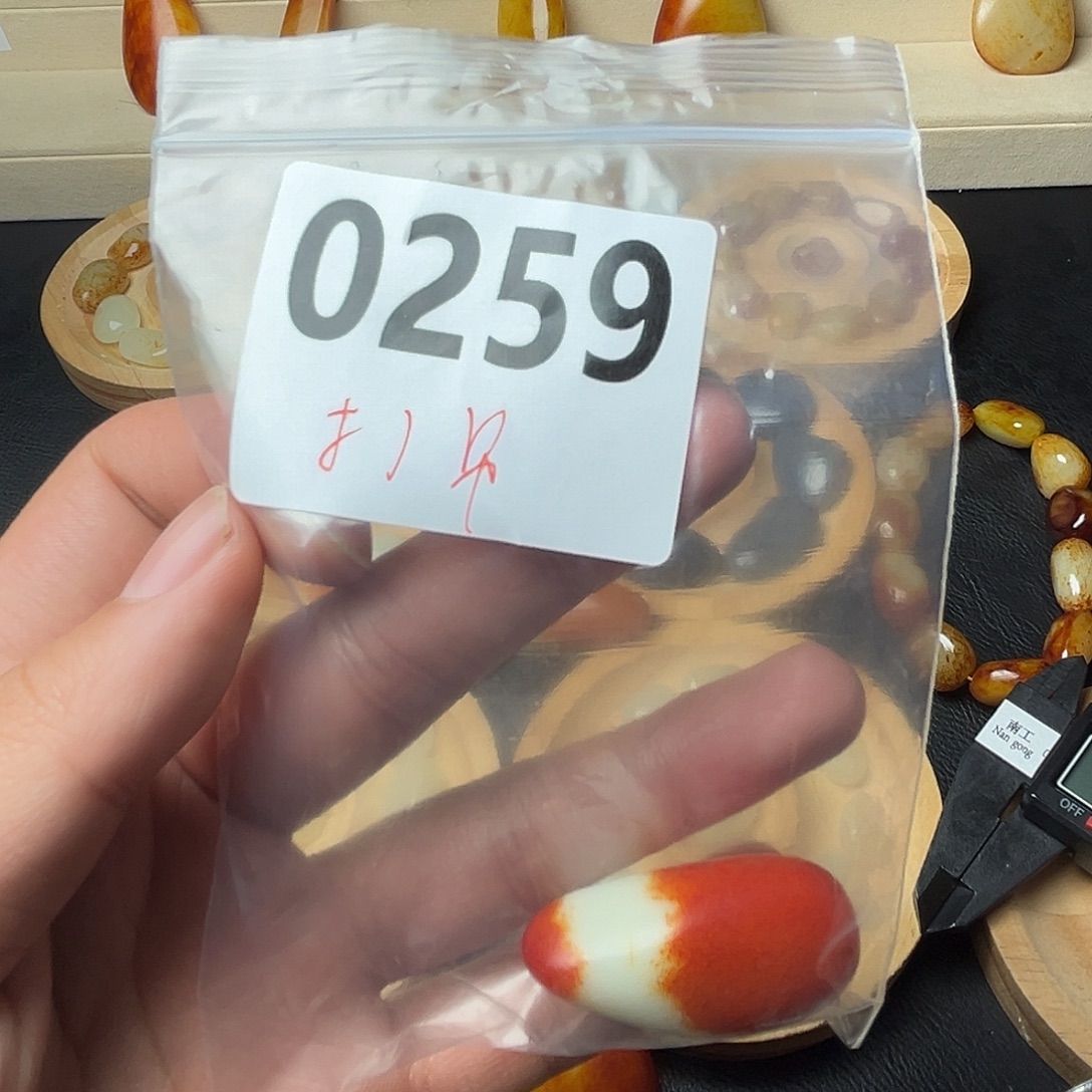 -***多和田玉未镶嵌手串