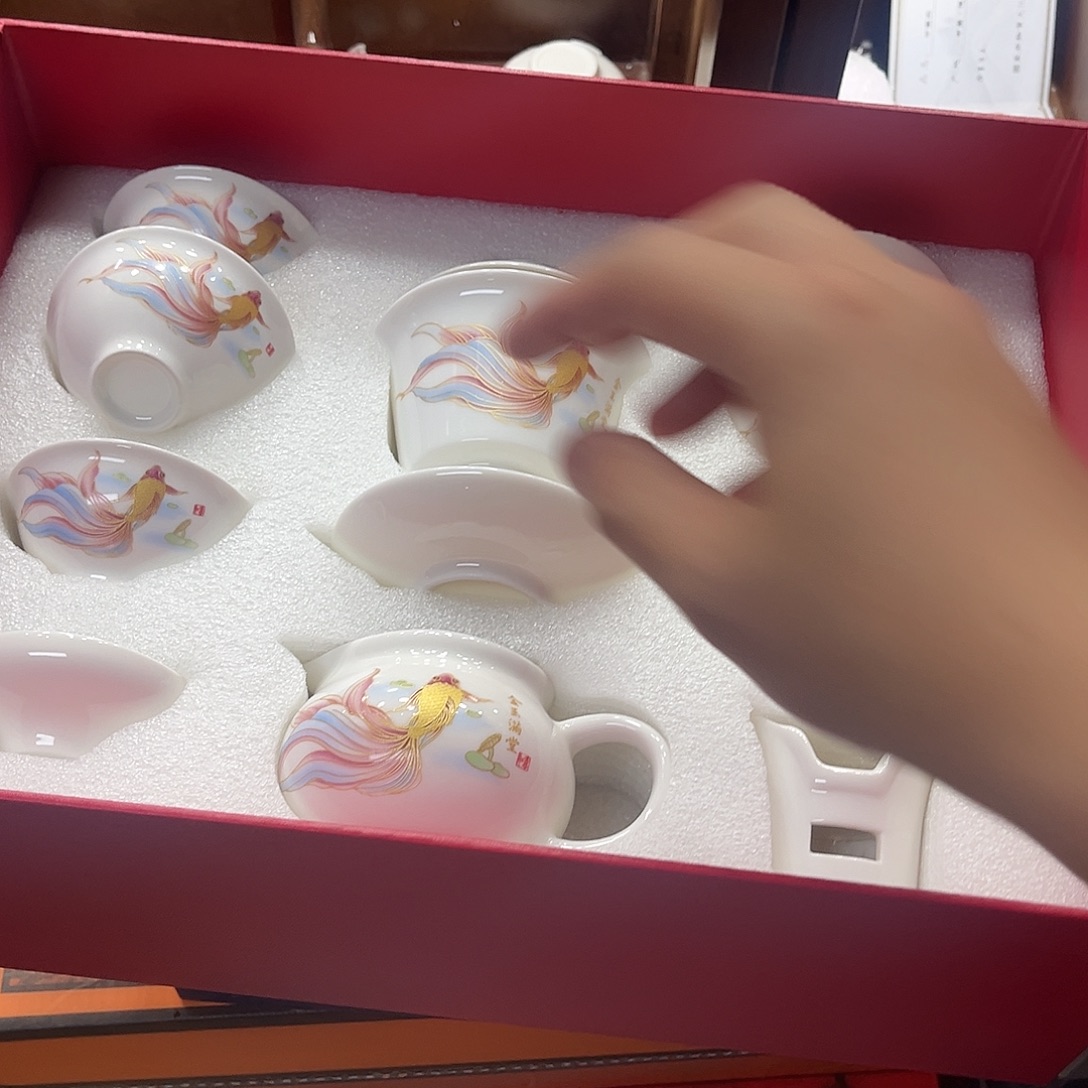 孤品茶具套装等。       