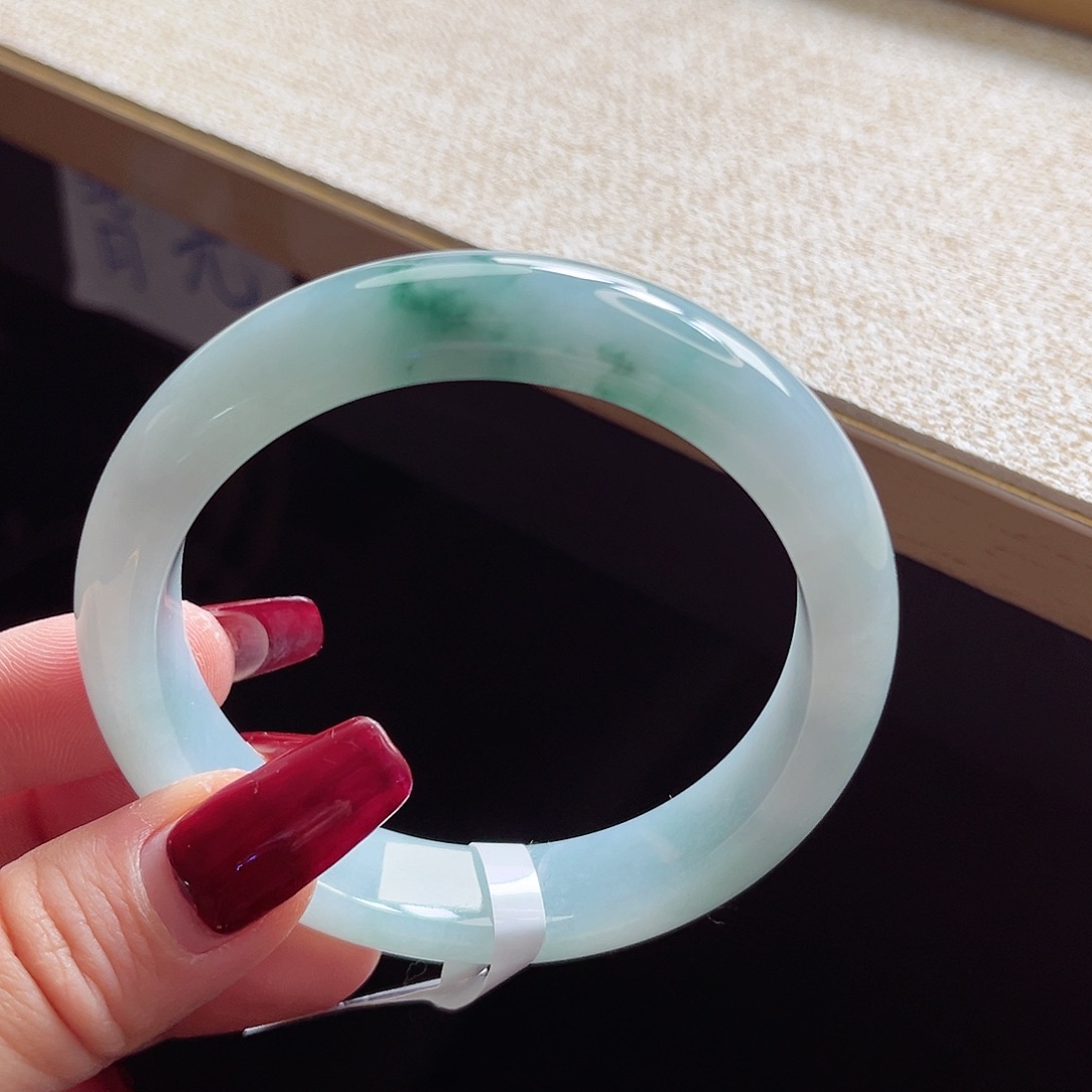 翡翠手镯未镶嵌手镯