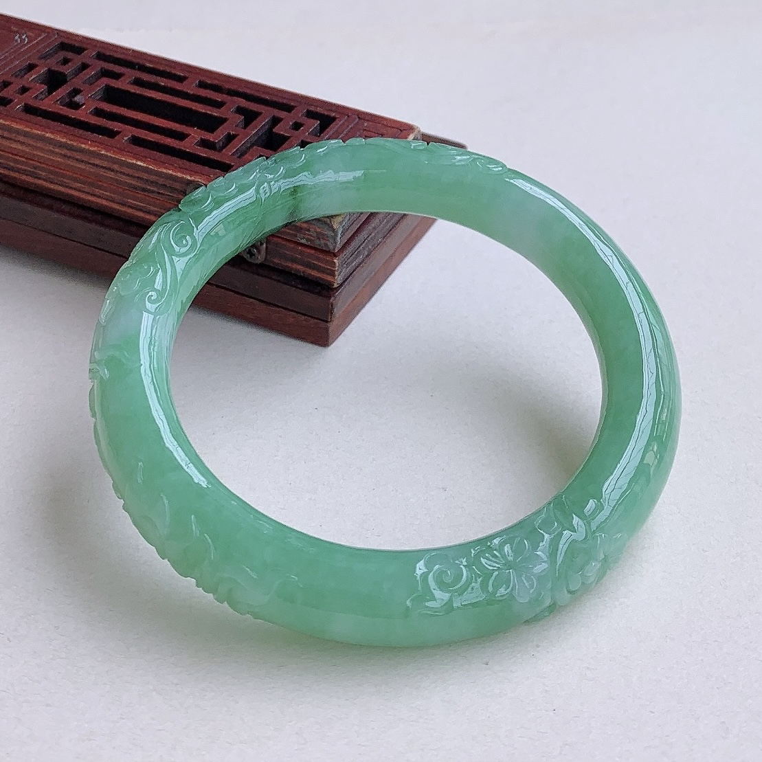 时尚绿色百搭女款满绿精美圆条手镯64mm天然翡翠缅甸A货玉镯