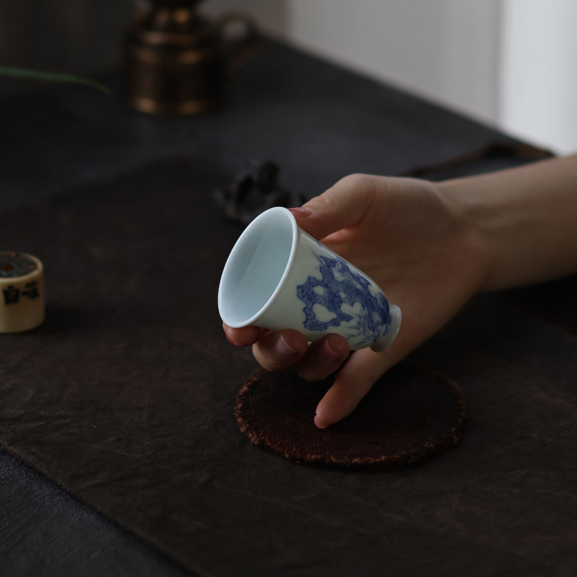 青花太湖石茶铃铛杯纯手工陶瓷手绘茶杯