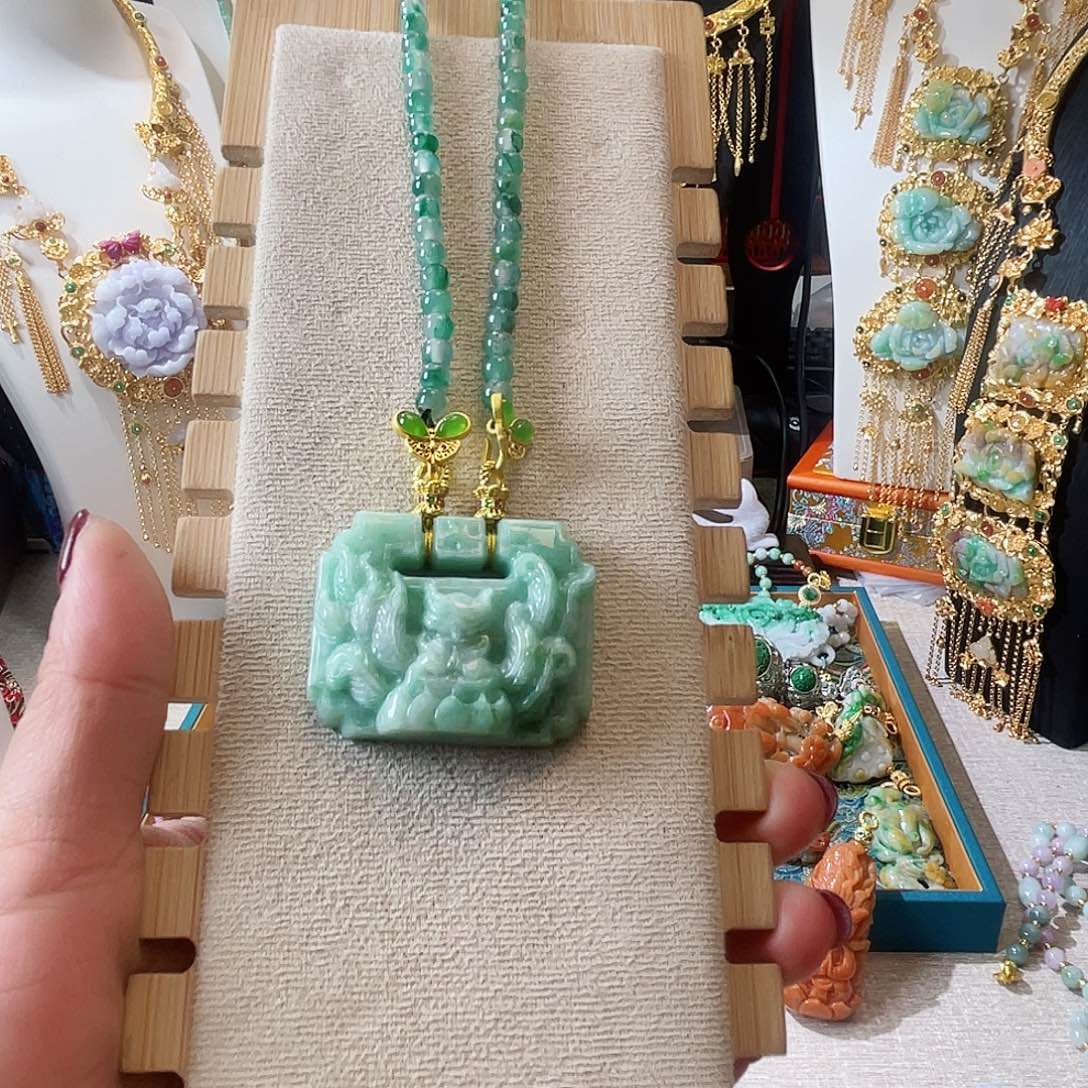 翡翠颈饰未镶嵌翡翠狐狐色包锁