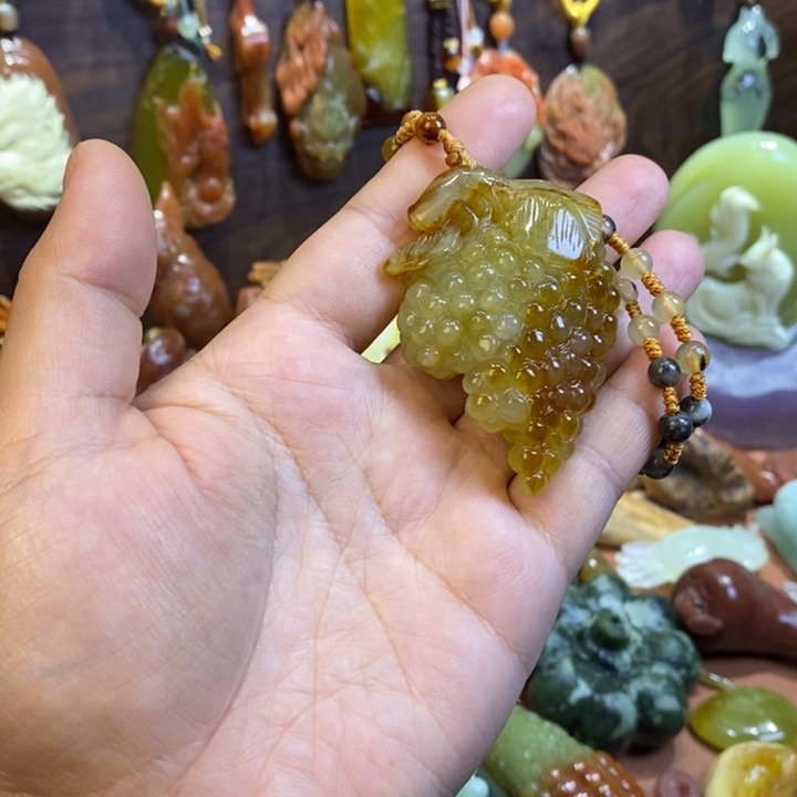 蛇纹石玉未镶嵌颈饰