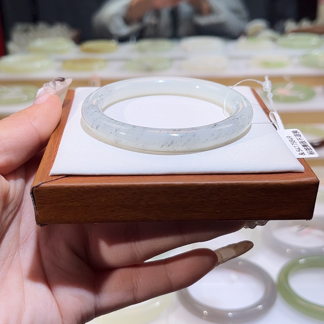 和田玉未镶嵌手镯白底点墨