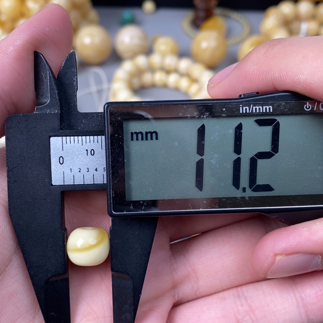 琥珀珠宝奇石未镶嵌扶****里