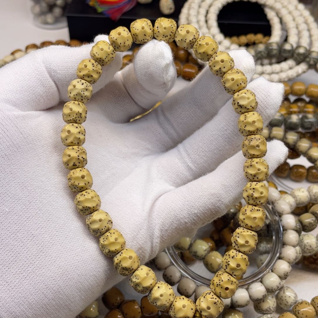 星月菩提吊坠鸡油黄10/9无相大眼睛