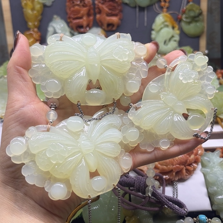 君***泽蛇纹石玉未镶嵌颈饰