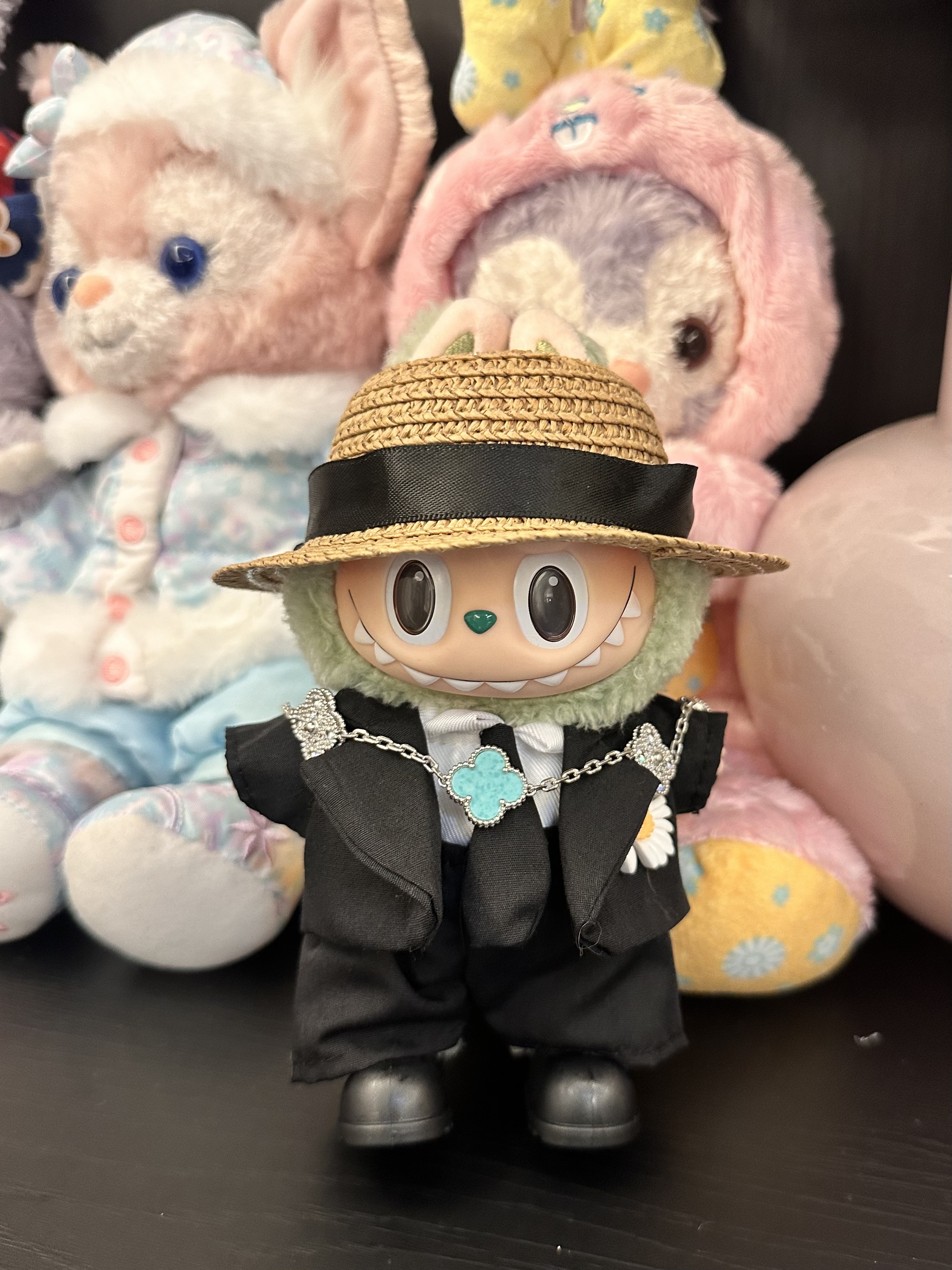 泡泡玛特Labubu盲盒挂件毛绒公仔玩偶权志龙西装娃衣三代17cm可穿