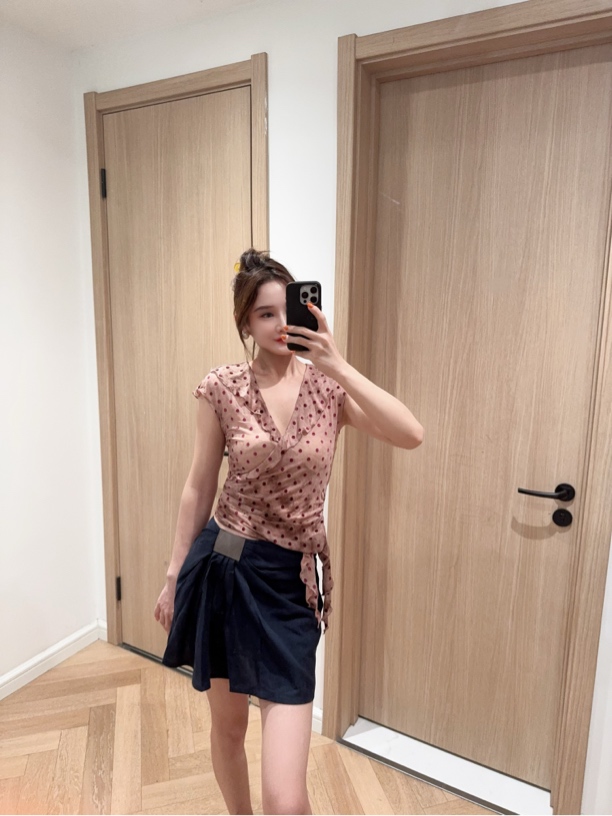 主播推荐 小众设计师款 复古波点植绒 晕染不规则打底衫