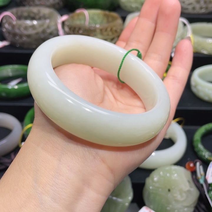 和田玉手镯59+圈口 编号4未镶嵌r***o