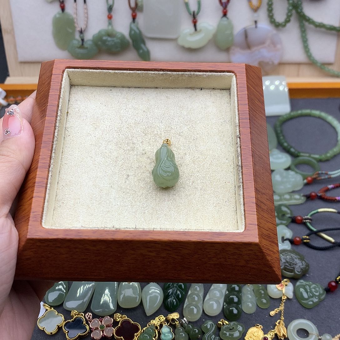 和田玉吊坠(不含链)18K金镶嵌