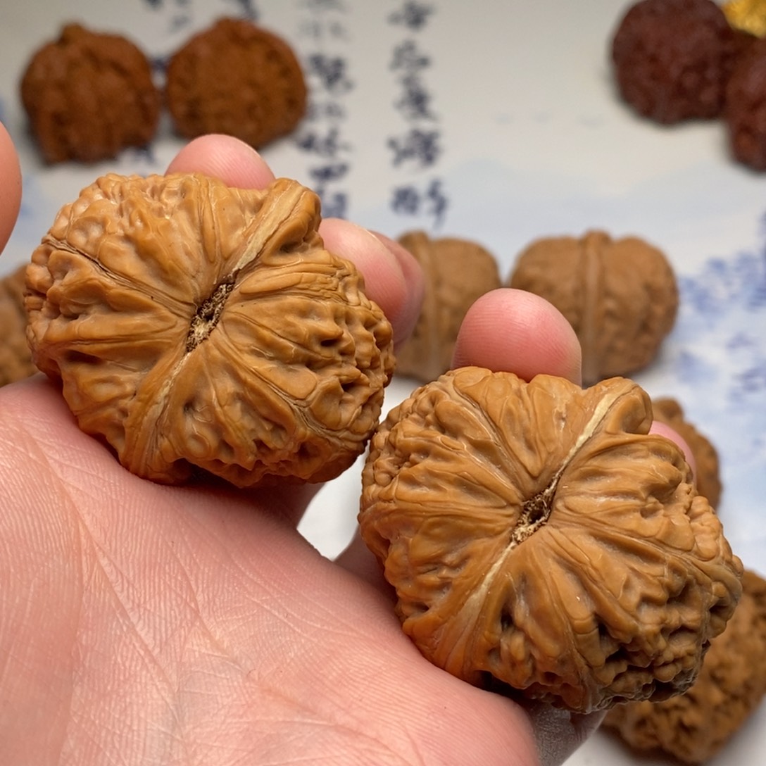 陈***航文玩核桃把件元宝