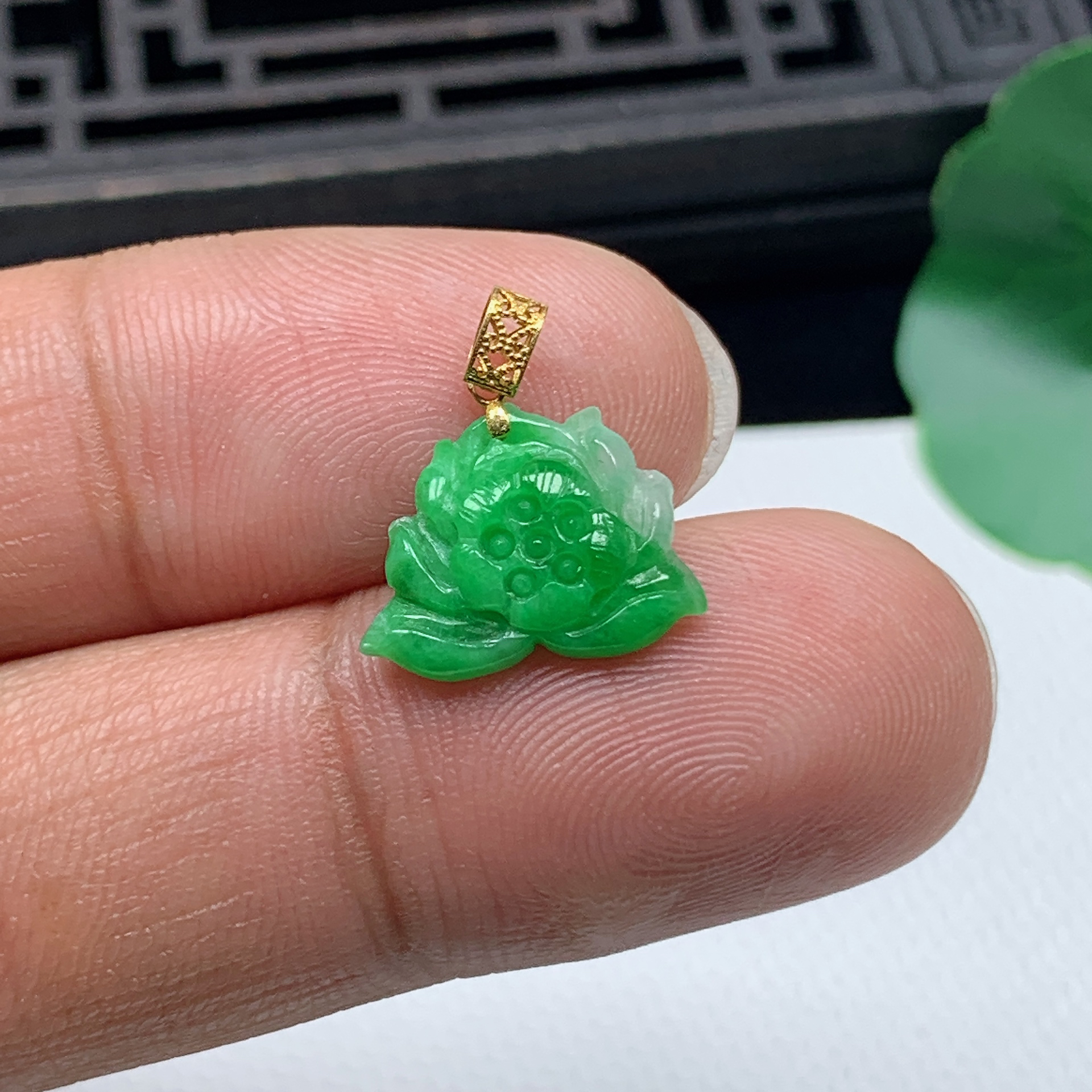 天然翡翠A货18K金扣精美飘阳绿莲花小吊坠尺寸10.5*14.2*2.7mm