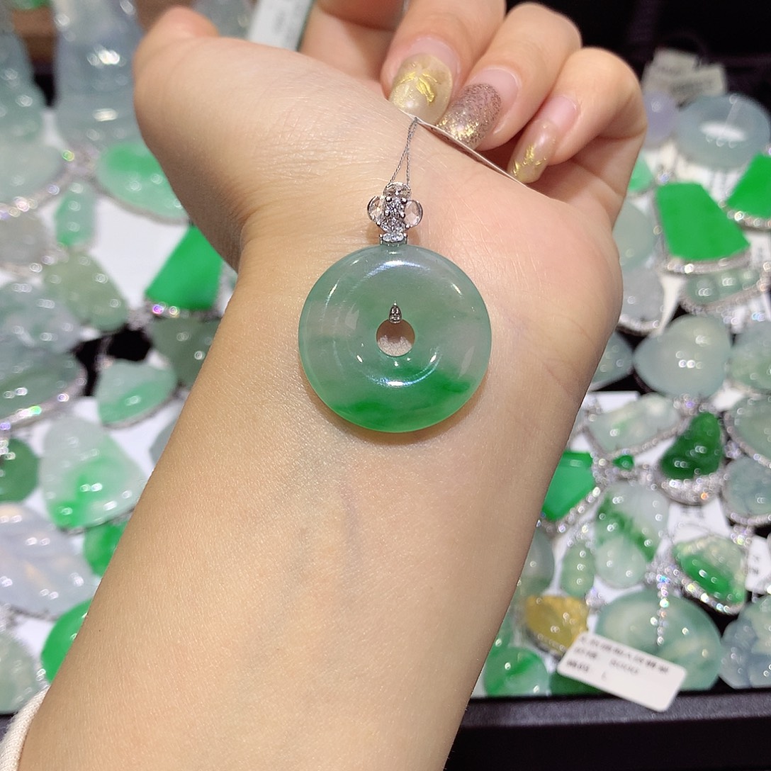 翡翠18K金镶嵌颈饰甜甜圈