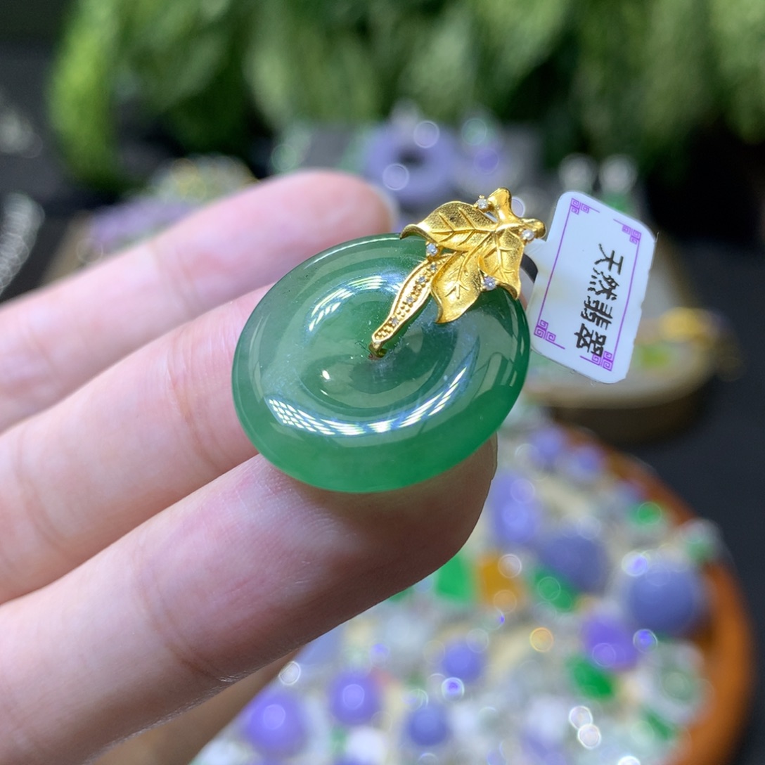 颈饰18K金镶嵌翡翠