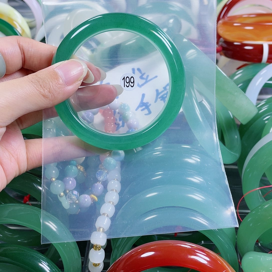 【闪购商品】石英质玉手镯未镶嵌仙*掌56