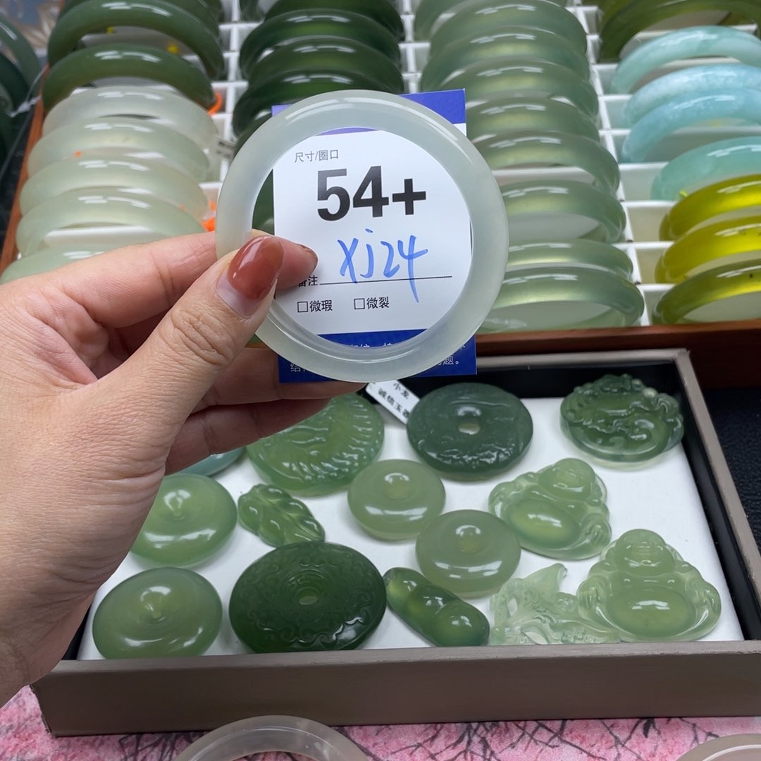 未镶嵌蛇纹石玉手镯常*宁