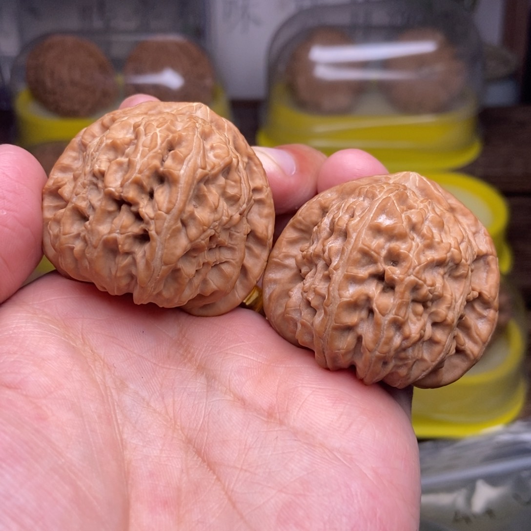文玩核桃吊坠全品43尺三角白红皮山地展台品
