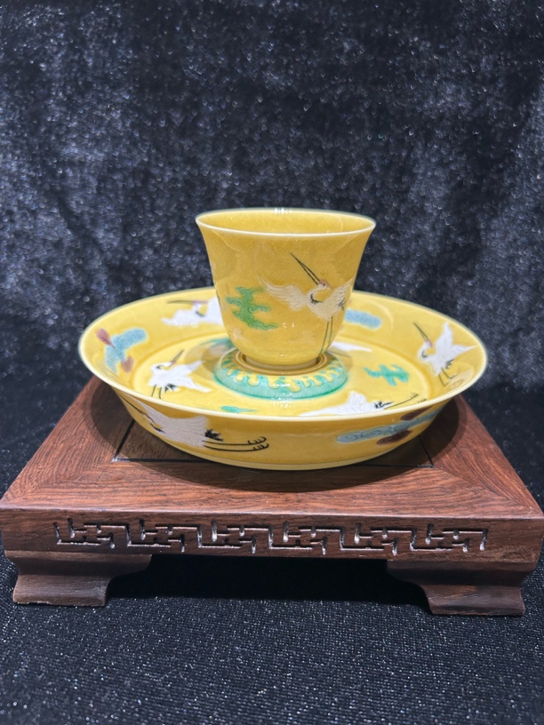 黄釉绿彩仙鹤纹带托茶杯