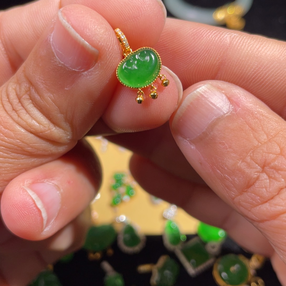 翡翠18K金镶嵌颈饰翡翠