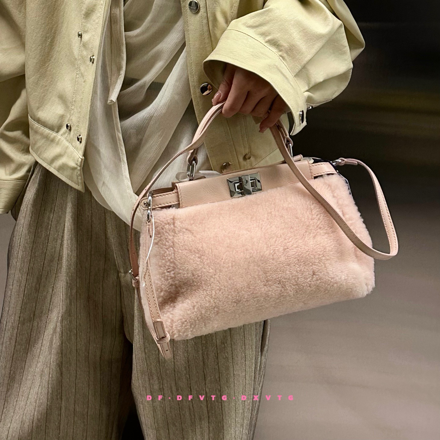 95新 FENDI/芬迪 fendi 裸粉色毛毛皮卡波斜挎包