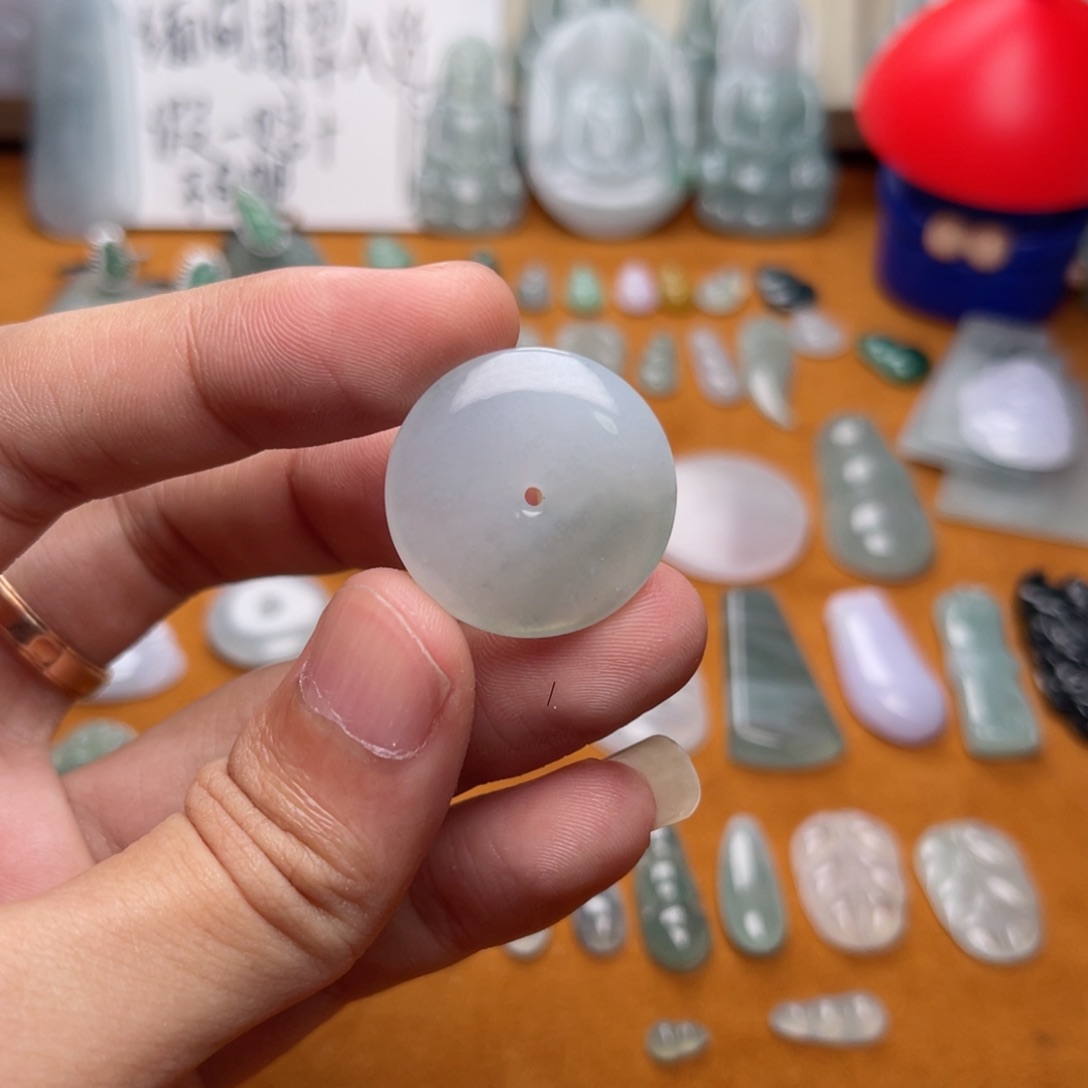颈饰未镶嵌翡翠要****！平安扣