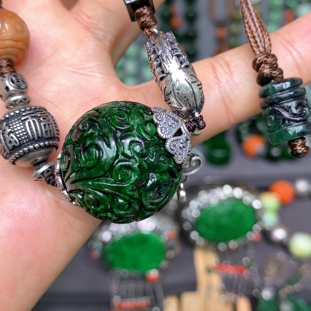 翡翠颈饰未镶嵌漂亮美眉