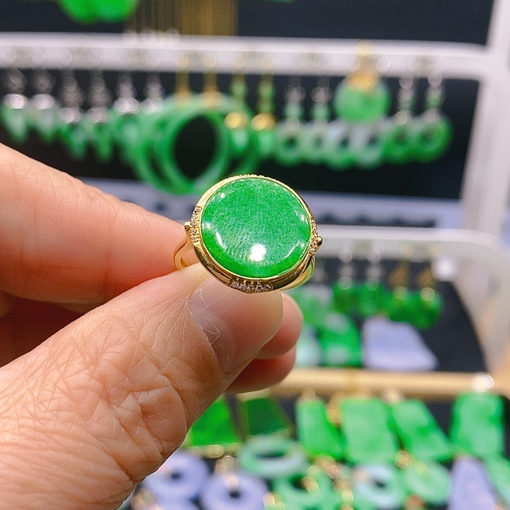 翡翠戒指18K金镶嵌戒指