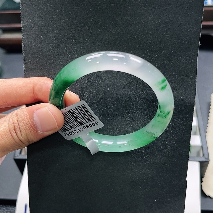 石英质玉（非洲翠）未镶嵌手镯