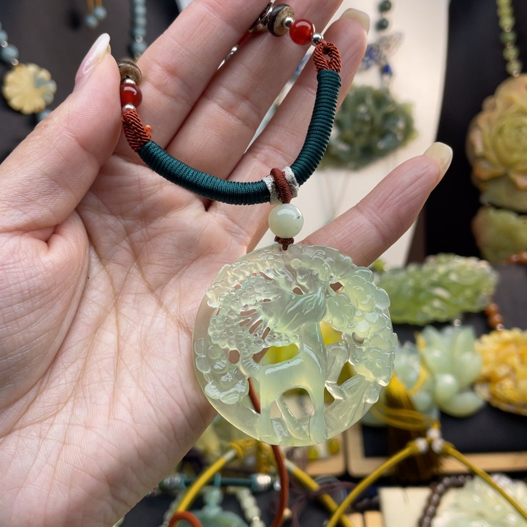 蛇纹石玉颈饰未镶嵌