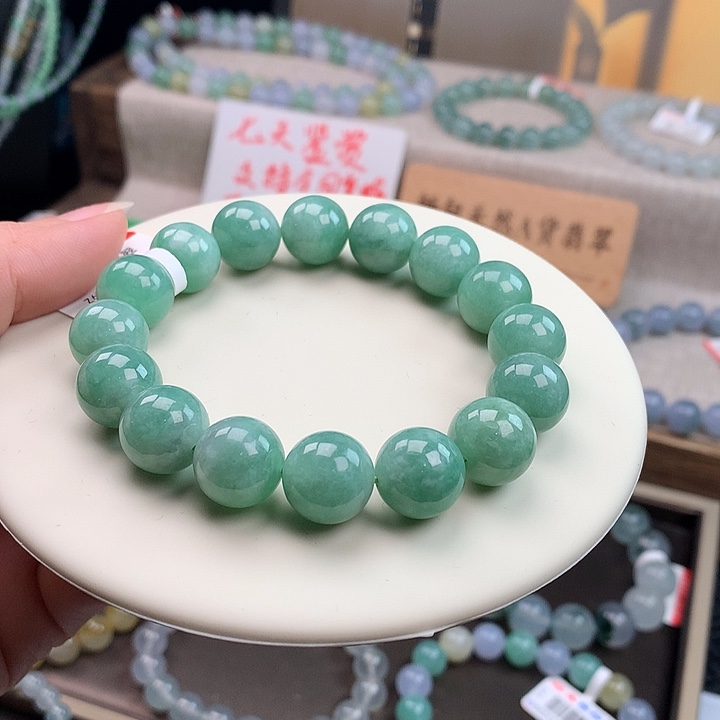 翡翠未镶嵌手链阳绿，无瑕，漏