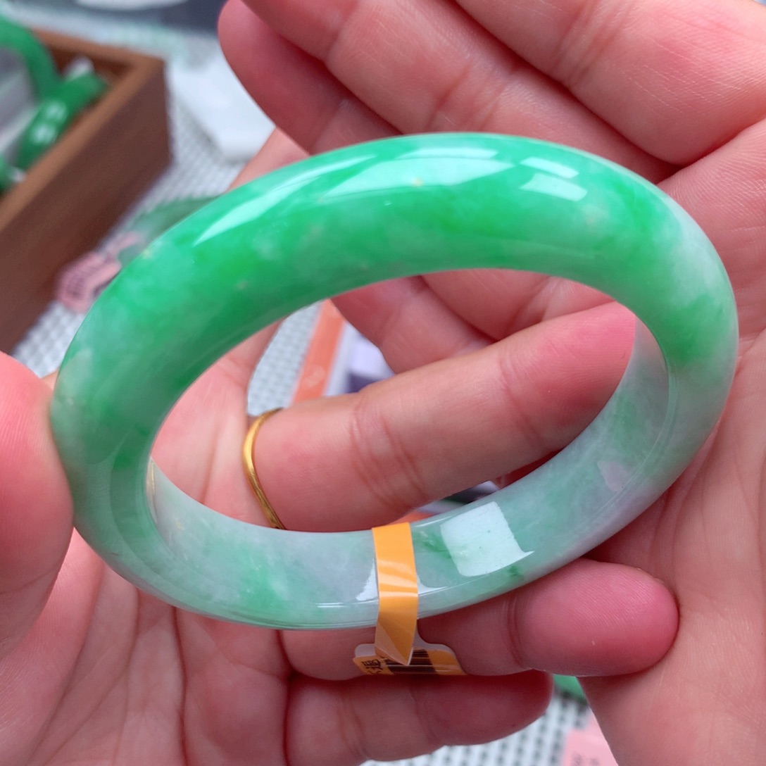 翡翠手镯未镶嵌翡翠