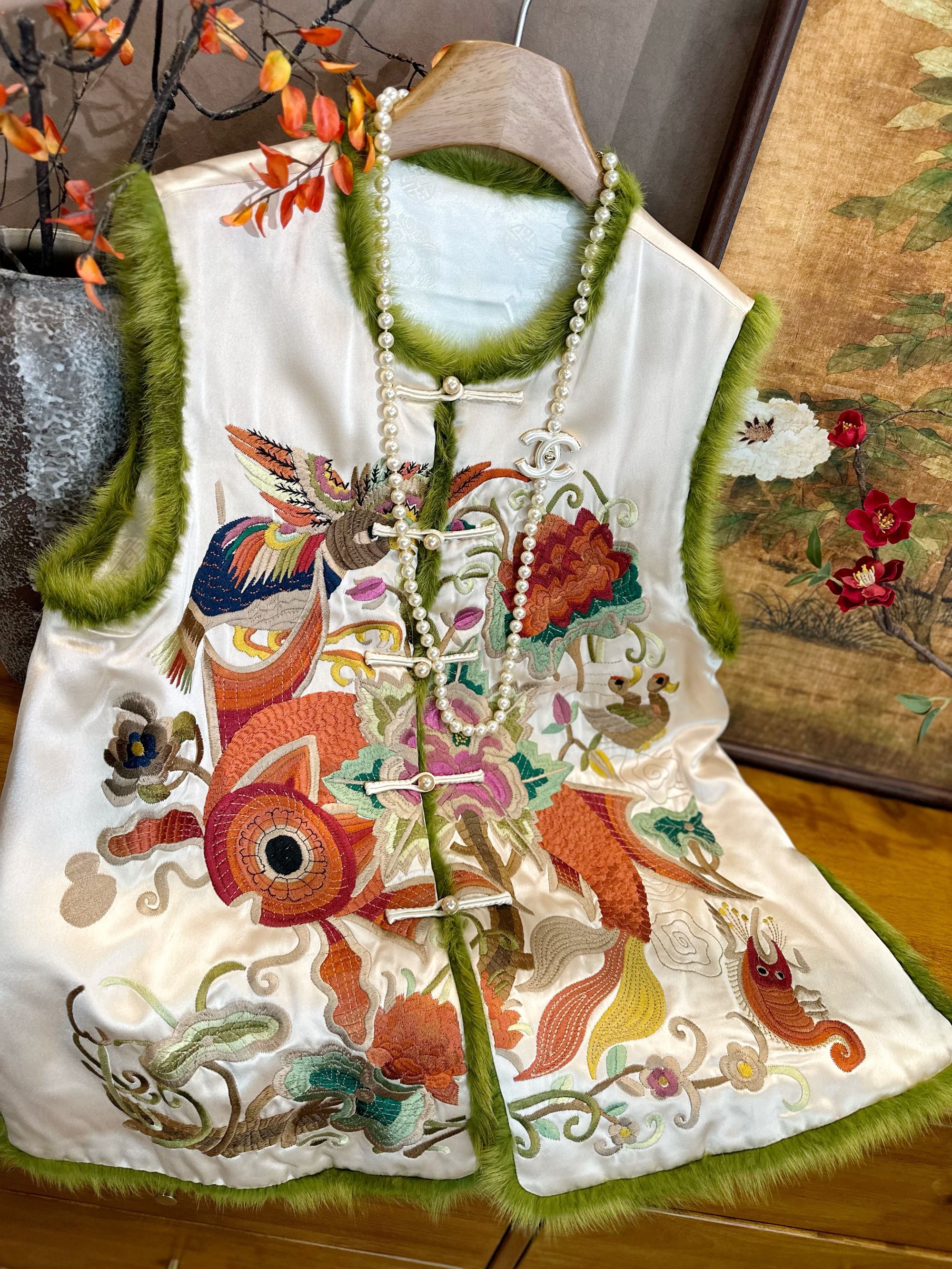 《深圳佐漫服饰》Y1014年年有鱼 中式重工花鸟鱼刺绣拼毛国风马甲