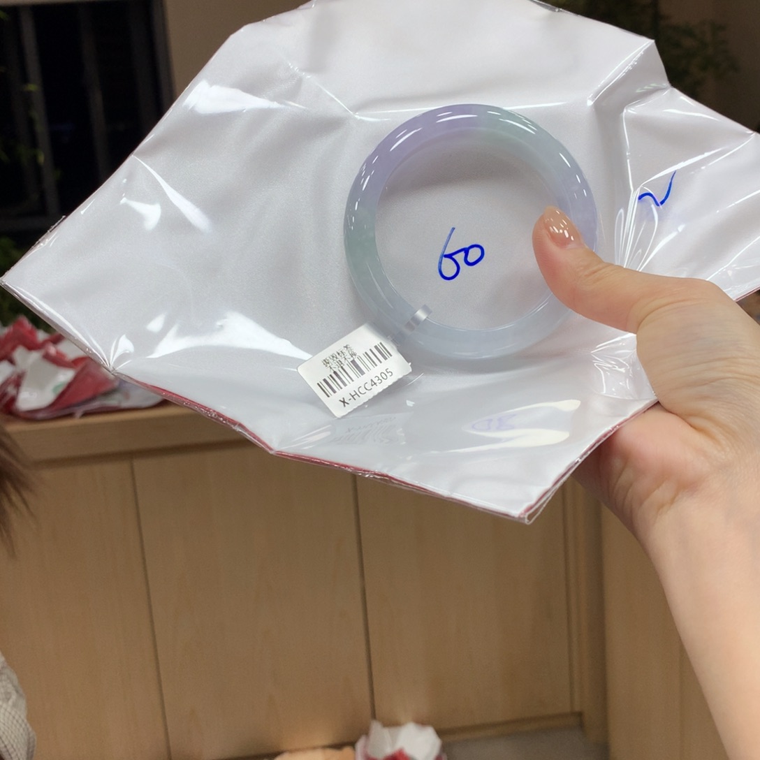 翡翠手镯未镶嵌不退不换