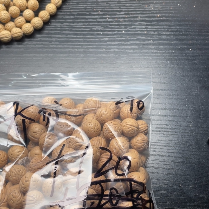 ****₄私人定制不退不换打孔费小桃核120