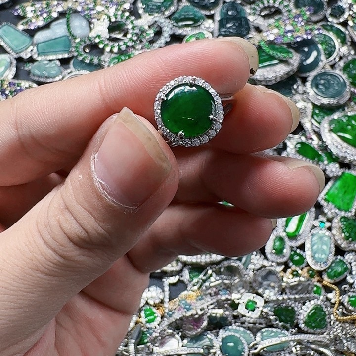 翡翠颈饰未镶嵌天然A货翡翠放漏