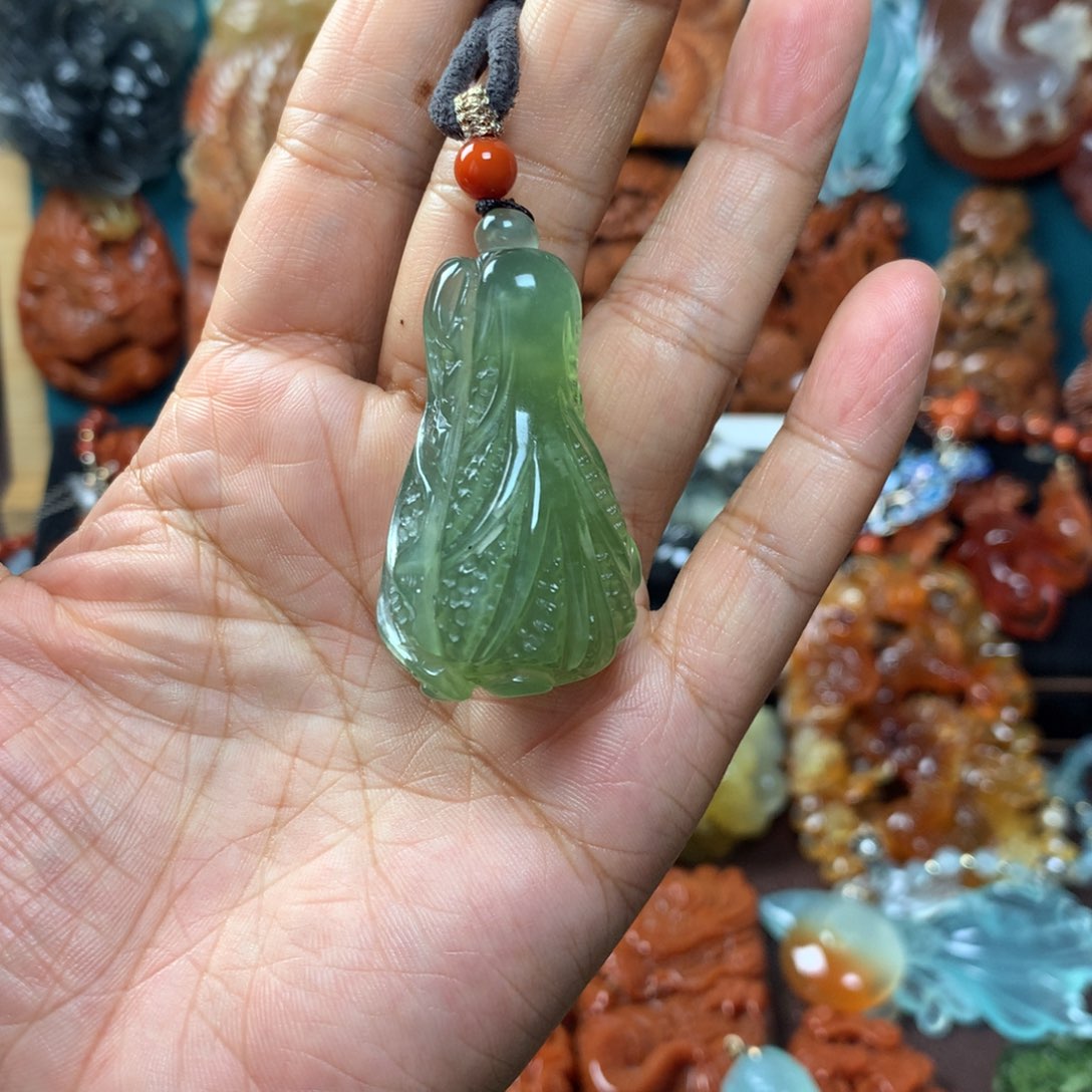 蛇纹石玉挂坠未镶嵌