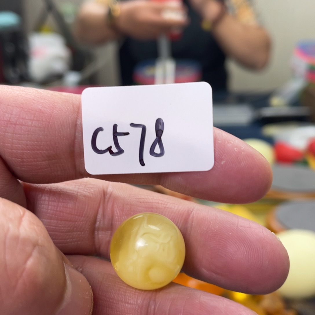 手链琥珀未镶嵌是***-