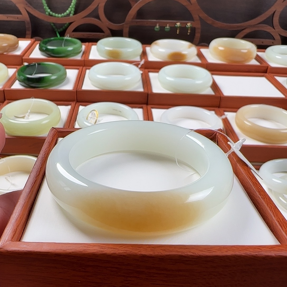 浮***尘和田玉未镶嵌手镯