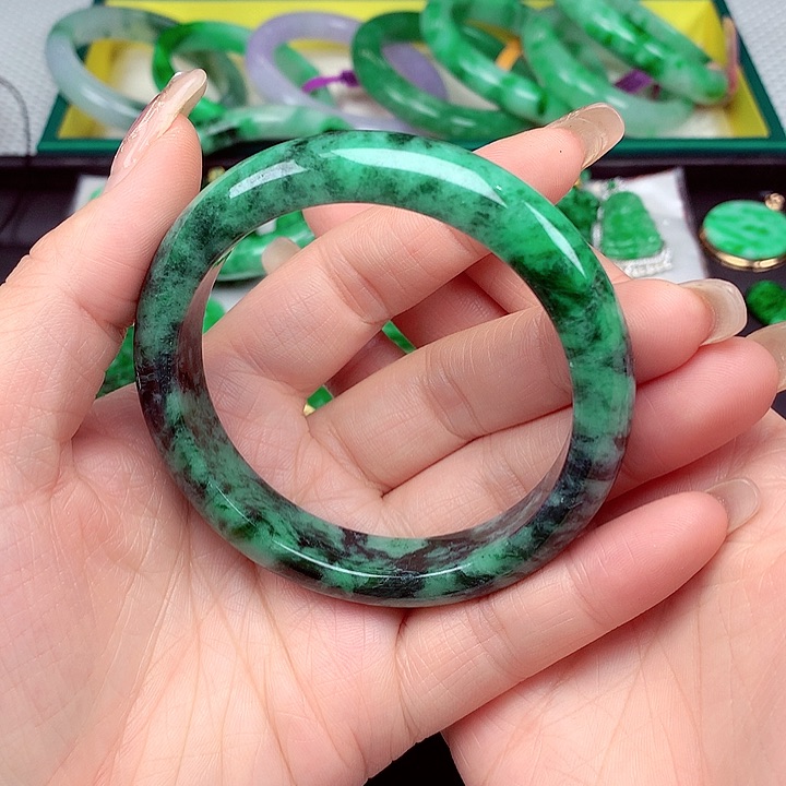 翡翠手镯未镶嵌翡翠