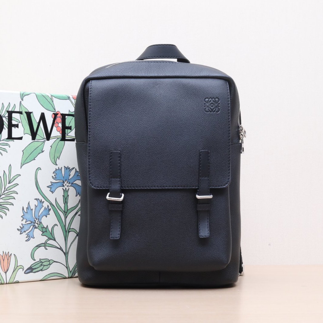 99新 LOEWE/罗意威 小花攀攀 黑色 皮革C Military系列 双肩包