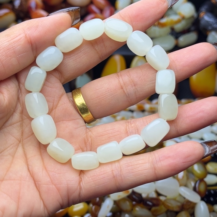 天***者和田玉未镶嵌颈饰