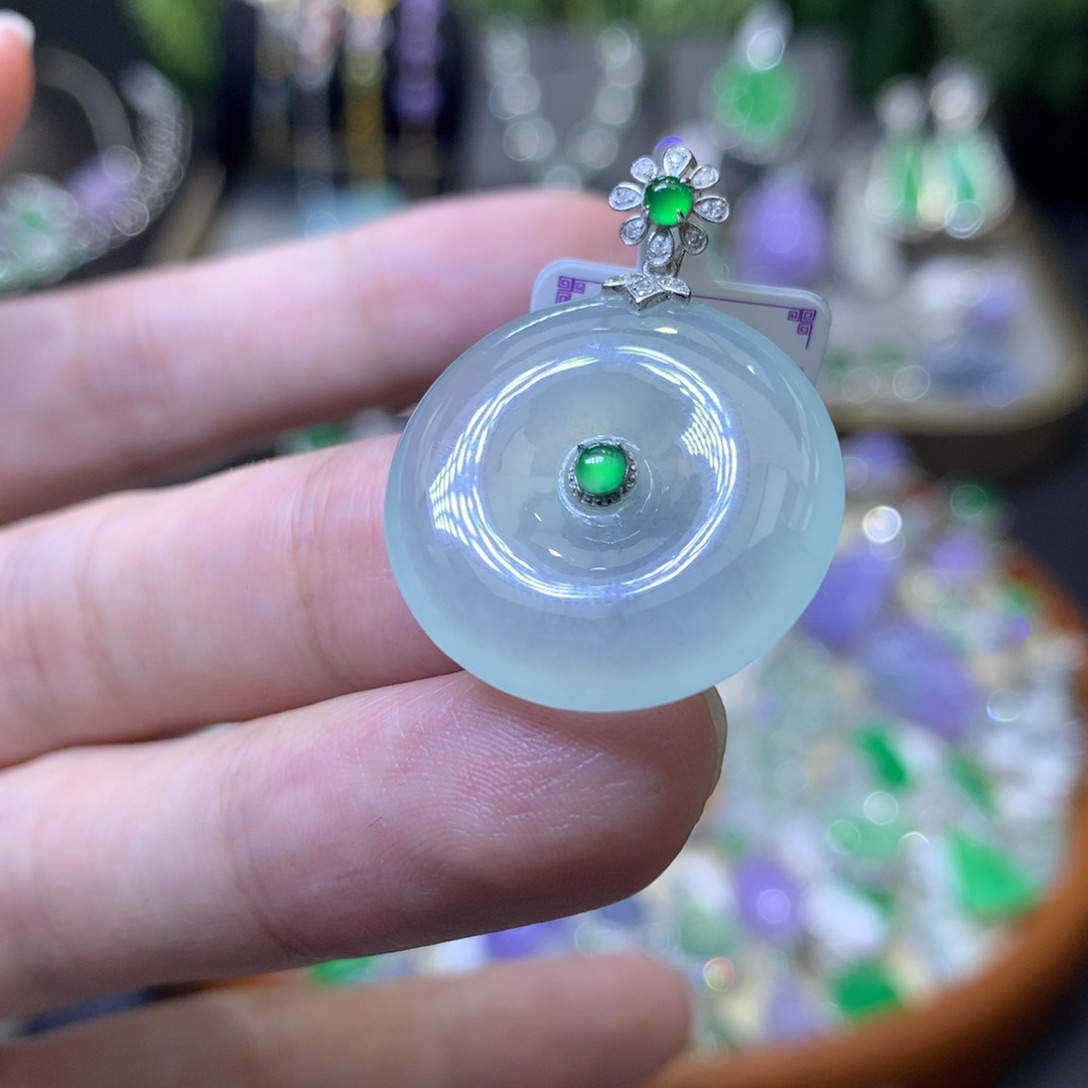 颈饰18K金镶嵌翡翠