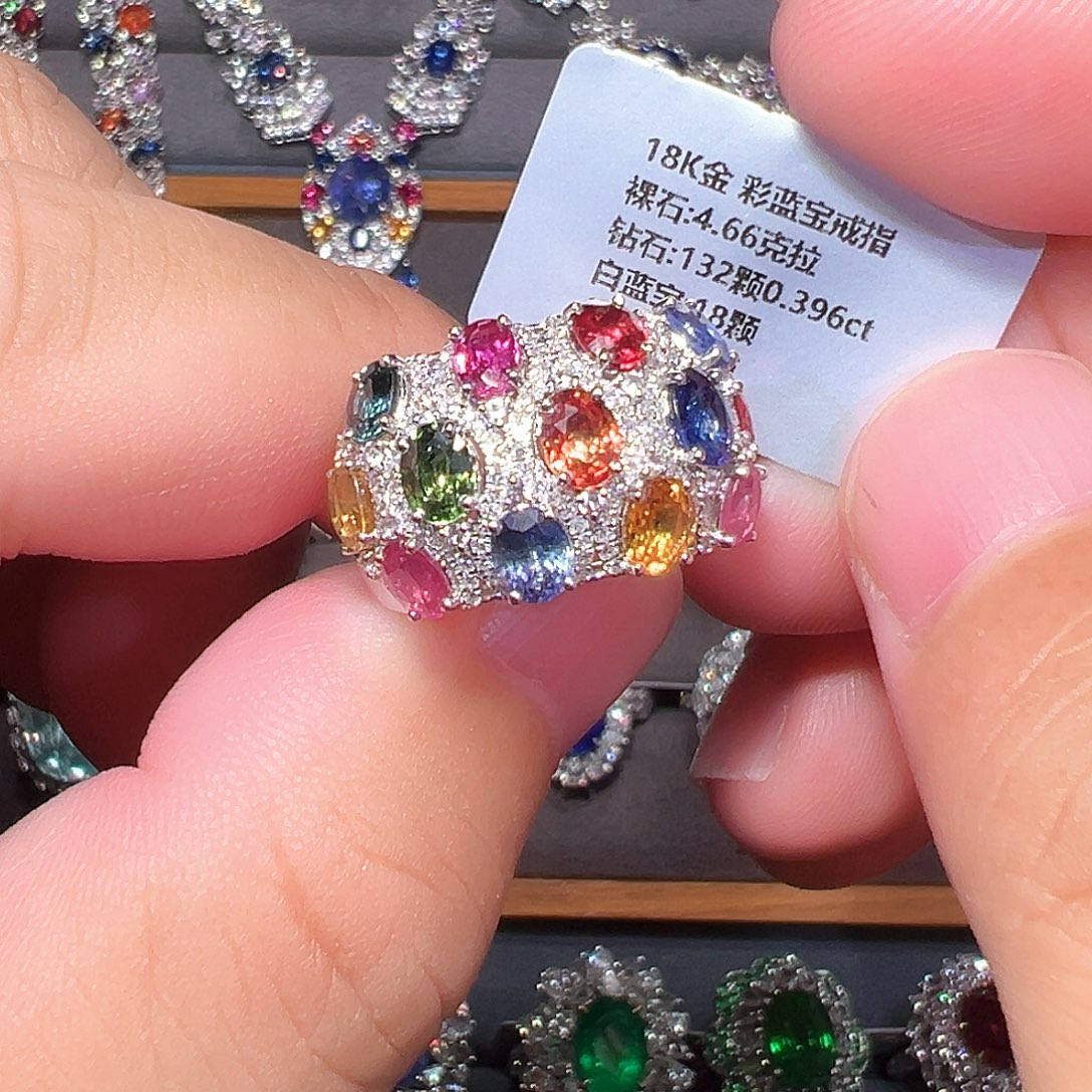 戒指18K金镶嵌彩色蓝宝石
